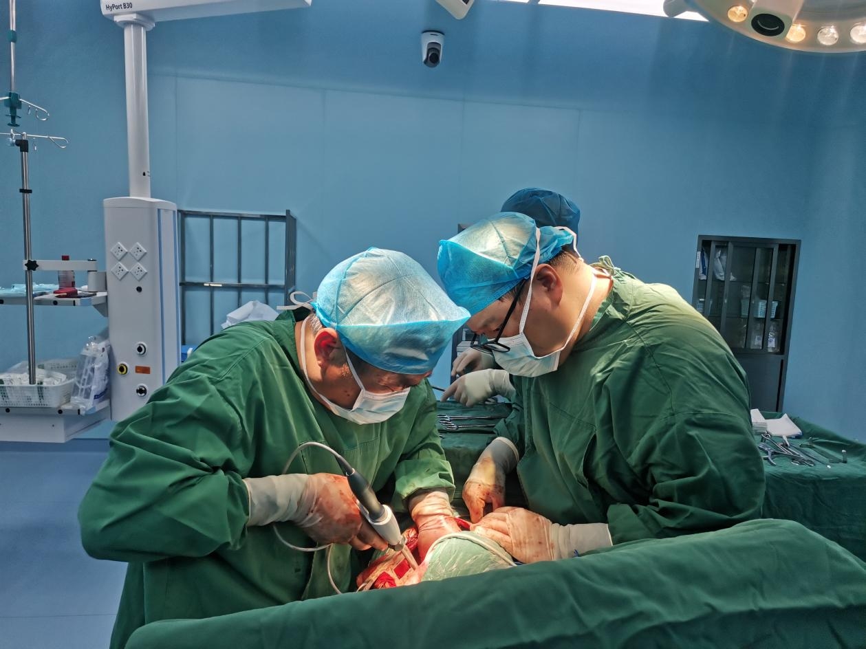 【半岛网】青滨附院胸外科成功实施“食管癌切除术＋胃代食管弓下吻合术”